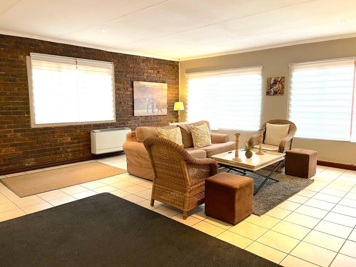 Safari Club Guest Lodge Or Tambo International Airport Kempton Park Exterior foto